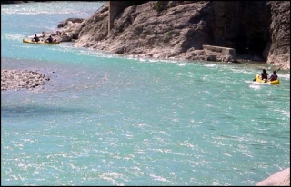  Bela paisagem de jangada de canoa. 